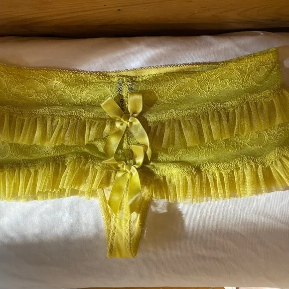 Lisa's Folly Luxe Small Yellow Lace Bralette & Small Panty